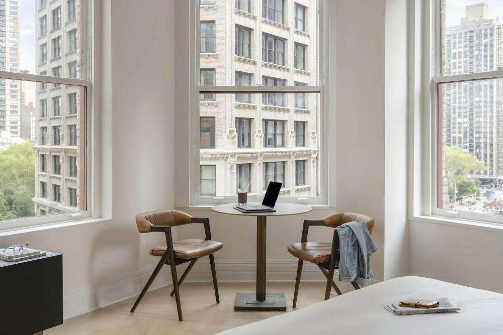Spacious King Room with Kitchenette at Flatiron Hotel, photo 2