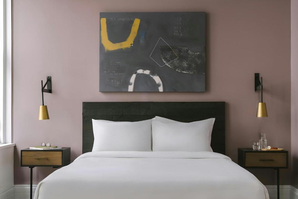 Queen Room - Mobility and Hearing Accessible with Transfer Shower at Flatiron Hotel, photo 2