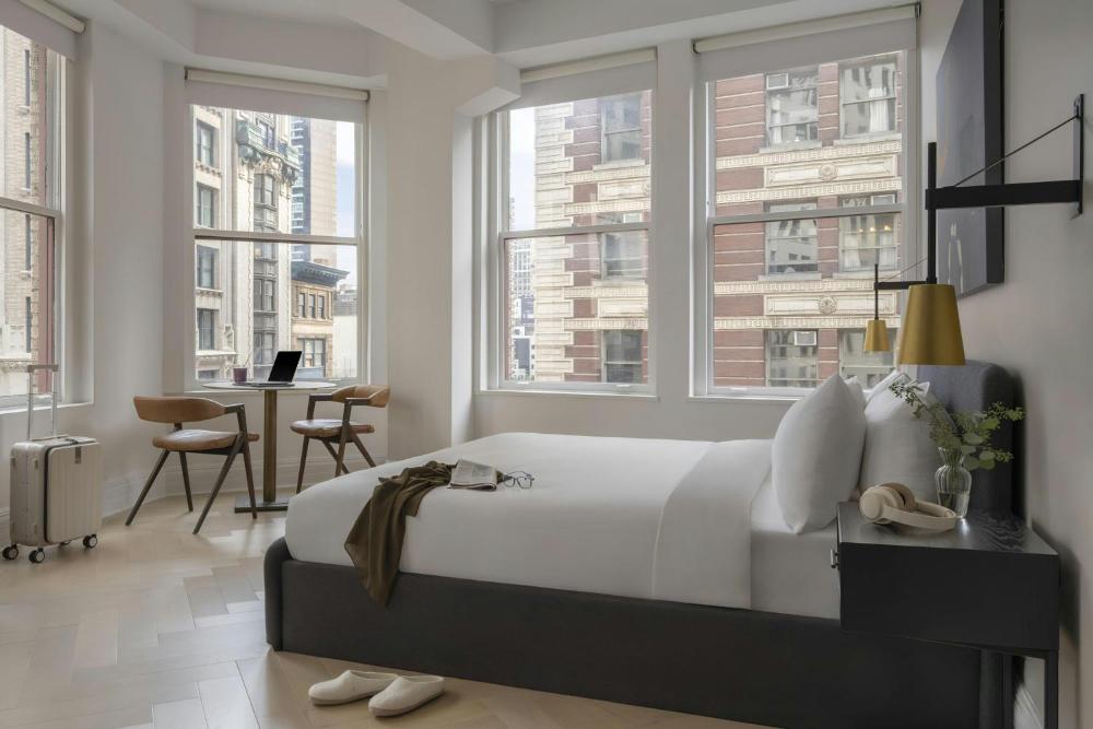 Spacious King Room with Kitchenette at Flatiron Hotel, photo 4
