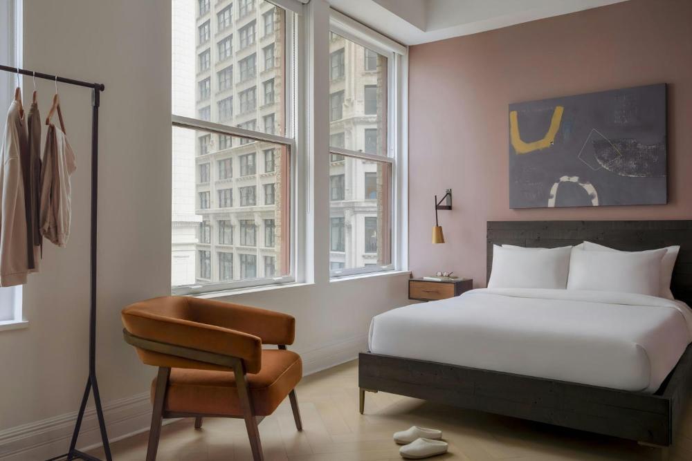 Queen Room - Mobility and Hearing Accessible with Transfer Shower at Flatiron Hotel, photo 3